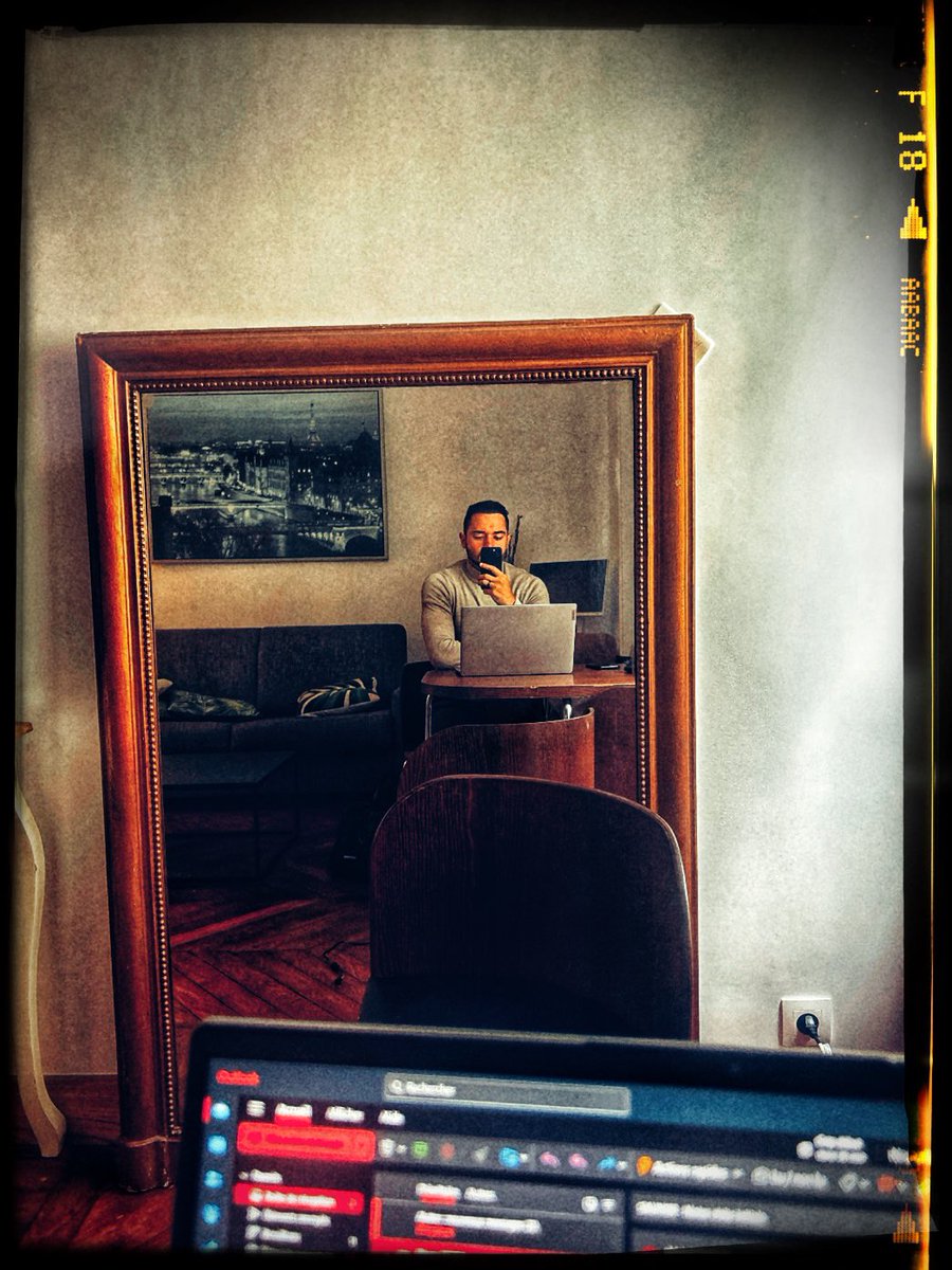 MehdiGhouti's tweet photo. 𝗣𝗼𝘂𝗿𝗾𝘂𝗼𝗶 𝘁𝗼𝗻 𝗰𝗲𝗿𝘃𝗲𝗮𝘂 𝘀𝗮𝘁𝘂𝗿𝗲 𝗿𝗮𝗽𝗶𝗱𝗲𝗺𝗲𝗻𝘁 (𝗲𝘁 𝗰𝗼𝗺𝗺𝗲𝗻𝘁 𝗹’𝗲𝘃𝗶𝘁𝗲𝗿)

Tu as déjà ressenti cette sensation où ton cerveau est en surchauffe ?  

Difficulté à avancer, à prendre des décisions, à rester concentré ?  

Ce n’est pas juste de la fatigue. C’est la 𝗰𝗵𝗮𝗿𝗴𝗲 𝗰𝗼𝗴𝗻𝗶𝘁𝗶𝘃𝗲. (la fameuse)  

_______________________________________

🔍 Qu’est-ce que la charge cognitive ?  

C’est la quantité d’informations que ton cerveau peut traiter à un moment donné.  
Elle se divise en trois types :  

1️⃣𝗖𝗵𝗮𝗿𝗴𝗲 𝗰𝗼𝗴𝗻𝗶𝘁𝗶𝘃𝗲 𝗶𝗻𝘁𝗿𝗶𝗻𝘀𝗲𝗾𝘂𝗲  

➡ La difficulté naturelle d’une tâche (apprendre une langue, analyser un problème complexe).  

2️⃣ 𝗖𝗵𝗮𝗿𝗴𝗲 𝗰𝗼𝗴𝗻𝗶𝘁𝗶𝘃𝗲 𝗲𝘅𝘁𝗿𝗶𝗻𝘀𝗲𝗾𝘂𝗲  

➡ Les distractions qui perturbent ton focus (notifications, multitasking, environnement bruyant).  

3️⃣ 𝗖𝗵𝗮𝗿𝗴𝗲 𝗰𝗼𝗴𝗻𝗶𝘁𝗶𝘃𝗲 𝗴𝗲𝗿𝗺𝗮𝗻𝗲  

➡ La part utile qui structure tes connaissances (organiser une stratégie, relier des concepts).  

Si ta charge cognitive devient trop élevée, ton cerveau bloque.  

____________________________________________

⚡ Comment ça se manifeste chez toi ?  

• 𝗦𝗮𝘁𝘂𝗿𝗮𝘁𝗶𝗼𝗻 𝗺𝗲𝗻𝘁𝗮𝗹𝗲 𝗿𝗮𝗽𝗶𝗱𝗲 → Après une période intense, tout devient flou.  
• 𝗗𝗶𝗳𝗳𝗶𝗰𝘂𝗹𝘁é à 𝗽𝗿𝗲𝗻𝗱𝗿𝗲 𝗱𝗲𝘀 𝗱é𝗰𝗶𝘀𝗶𝗼𝗻𝘀 → Trop d’infos en tête = paralysie mentale.  
• 𝗕𝗮𝗶𝘀𝘀𝗲 𝗱𝗲 𝗺𝗼𝘁𝗶𝘃𝗮𝘁𝗶𝗼𝗻 → Ton cerveau résiste aux efforts supplémentaires.  
• 𝗥𝗲𝗰𝗵𝗲𝗿𝗰𝗵𝗲 𝗱𝗲 𝘀𝘁𝗶𝗺𝘂𝗹𝗮𝘁𝗶𝗼𝗻 𝗳𝗮𝗰𝗶𝗹𝗲 → Dopamine rapide (réseaux sociaux, musique en boucle).  
• É𝘃𝗶𝘁𝗲𝗺𝗲𝗻𝘁 𝗱𝗲𝘀 𝘁â𝗰𝗵𝗲𝘀 𝗰𝗼𝗺𝗽𝗹𝗲𝘅𝗲𝘀 → Tu repousses les actions qui demandent trop d’énergie cognitive.  

En résumé, tu veux être plus performant ? Allège ta charge cognitive, aussi simple à dire que dur à faire.

____________________________________________

🛠 4 stratégies pour optimiser ton cerveau  

1️⃣ 𝗘𝘅𝘁𝗲𝗿𝗻𝗮𝗹𝗶𝘀𝗲 𝘁𝗮 𝗺é𝗺𝗼𝗶𝗿𝗲 𝗲𝘁 𝘁𝗲𝘀 𝗱é𝗰𝗶𝘀𝗶𝗼𝗻𝘀
  
💡 Moins tu stockes d’infos mentalement, plus tu es efficace.  
• Utilise un système d’organisation clair (Notion, to-do list simple, planification).  
• Note immédiatement tes idées au lieu de tout retenir mentalement.  
• Réduis les décisions inutiles (vêtements, repas, routine du matin).  

2️⃣ É𝗹𝗶𝗺𝗶𝗻𝗲 𝗹𝗮 𝗽𝗼𝗹𝗹𝘂𝘁𝗶𝗼𝗻 𝗺𝗲𝗻𝘁𝗮𝗹𝗲 
 
💡 Tout ce qui est inutilement compliqué réduit ta capacité à te concentrer.  
• Stoppe le multitasking : une tâche à la fois.  
• Supprime les distractions (réseaux sociaux, bruits inutiles).  
• Simplifie ton espace de travail : un environnement épuré diminue la charge mentale.  

3️⃣ 𝗗é𝗰𝗵𝗮𝗿𝗴𝗲 𝘁𝗼𝗻 𝗰𝗲𝗿𝘃𝗲𝗮𝘂 𝗮𝘃𝗲𝗰 𝗱𝗲𝘀 𝗽𝗮𝘂𝘀𝗲𝘀 𝘀𝘁𝗿𝗮𝘁é𝗴𝗶𝗾𝘂𝗲𝘀  

💡 Ton cerveau n’est pas fait pour être focus 8h d’affilée.  
• Utilise le Pomodoro (25 min focus / 5 min pause).  
• Pratique le Mind Wandering → marche sans distraction, laisse tes pensées vagabonder.  
• Fais des siestes courtes (24 min ou inférieur) → booste la mémoire et réduit la charge cognitive.  

4️⃣ 𝗦𝘁𝗿𝘂𝗰𝘁𝘂𝗿𝗲 𝘁𝗼𝗻 𝗮𝗽𝗽𝗿𝗲𝗻𝘁𝗶𝘀𝘀𝗮𝗴𝗲 𝗲𝘁 𝘁𝗲𝘀 𝗱é𝗰𝗶𝘀𝗶𝗼𝗻𝘀
  
💡 Ne surcharge pas ton cerveau en essayant d’absorber trop d’un coup.  
• Divise les tâches complexes en étapes claires et précises.  
• Priorise la compréhension avant la mémorisation quand tu apprends.  
• Limite-toi à 3 choix max quand tu prends une décision pour éviter la paralysie cognitive.  

____________________________________

Et toi, tu sens que ta charge mentale est trop élevée ?