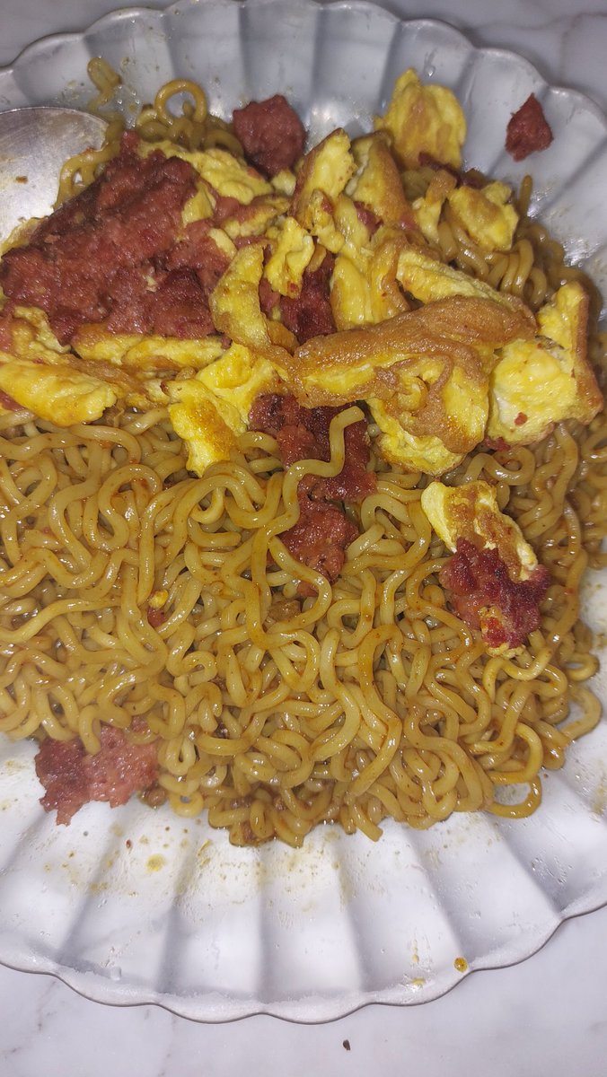 jamalkyutt's tweet photo. btw mie gaga + mie rendang + telor + kornet enak bgt mmbuat kcanduan🫰🏻 https://t.co/PwIrVlyU8i