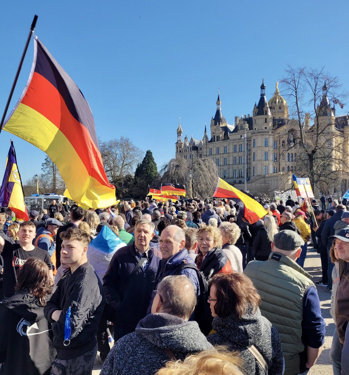 at_michii's tweet photo. #Patrioten #Protestmarsch #AfD #Kriegstreiber #AliceWeidel #Merz #CDU
Wenn ich mir die Bilder von gestern ansehe, die beim Protestmarsch in ganz Deutschland aufgenommen wurden, könnte ich stundenlang in Tränen ausbrechen. Es tut weh, zu sehen, wie tief die Sehnsucht nach Veränderung in unseren Herzen brennt. Wir wünschen uns nur eines, Frieden auf der ganzen Welt, eine ehrliche Politik und eine vernünftige Zukunft für unsere Kinder, die nicht von den Fehlern der Vergangenheit erdrückt wird. Wir wollen nicht, dass sie ihr Leben lang mit den Schulden bezahlen müssen, die die Altparteien aufgetürmt haben. Es bricht mir das Herz, dass wir in einer Welt leben, in der solche Träume immer wieder wie leere Versprechungen wirken. 🥺
Doch trotz allem, was uns trennt, dürfen wir nicht vergessen, Alle, die gestern dabei waren und selbst die, die es aus gesundheitlichen Gründen nicht konnten, aber mit ihrem Herzen dabei waren, sind ein Zeichen für etwas Größeres. Wir sind eine Familie, vereint in unserem Wunsch nach Veränderung. Ein Teil von etwas, das über uns hinausgeht, das Hoffnung schenkt und uns die Kraft gibt, weiterzukämpfen. Wir dürfen stolz auf uns sein, auf das, was wir zusammen schon erreicht haben und darauf, dass wir die Welt ein kleines Stück heiler machen wollen. Auch wenn der Weg noch lang ist, sind wir nicht allein. 💙🇩🇪💙