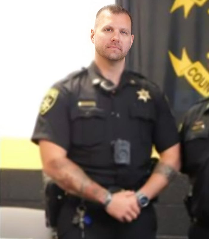 defensor2020's tweet photo. ‼️A Sheriff’s Deputy Charged With Using The App “KIK” To Distribute Child Pornography https://t.co/RBaVvbm9Re