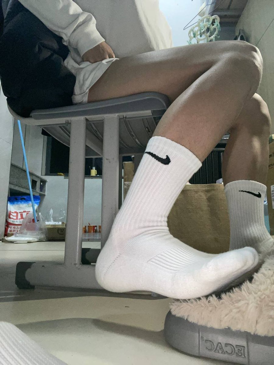 想顺着我的腿摸到我的根部嘛，高弹勒着摸起来超舒服，谁要来试试，主动聊出感觉的话无条件给摸，喜欢开盲盒样的刺激