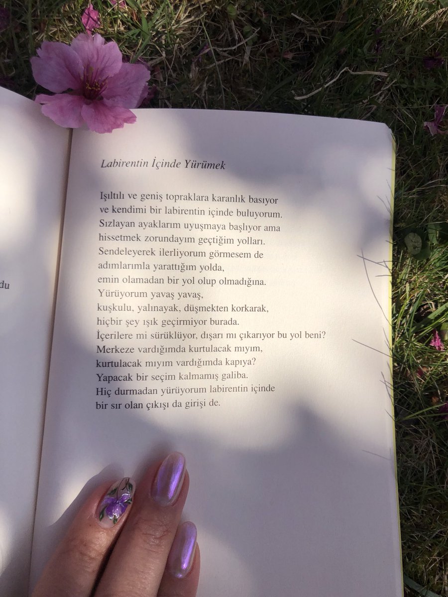 lavinya_psk's tweet photo. … 
“Hiç durmadan yürüyorum 
labirentin içinde, 
bir sır olan çıkışı da girişi de.”

Ursula K. Le Guin https://t.co/BkmAS2Ga1j