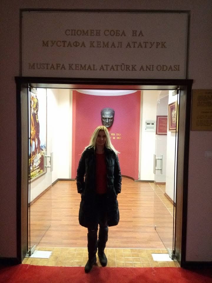 BİZ ATATÜRK’ÜN ÇOCUKLARIYIZ.ULUSUN BÜTÜNLÜĞÜ, BÖLÜNMEZLİĞİDİR esas olan.ÖZGÜR ve EŞİT ŞARTLARDA yaşatmak ise sizlerin sorumluluğu.Asgari ücretin 500 Euro etmediği ülkemi hiçbir siyasi parti kendi çıkarlarına alet etmesin.Dur deyin artık.Olan BİZE OLUYOR.