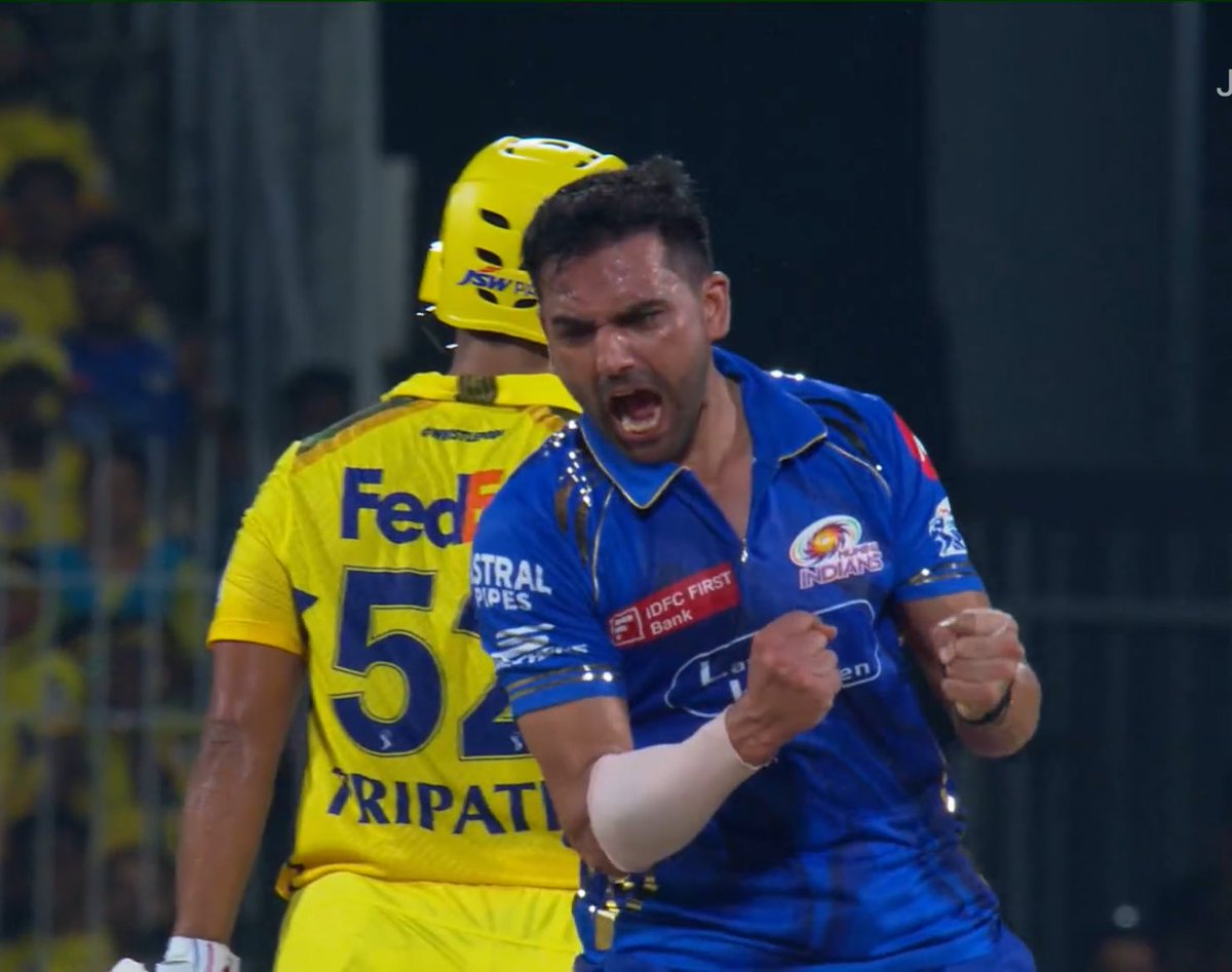 YadavAditya01's tweet photo. #CSKvsMI
MI bowlers are being thrashed, Rituraj Gaikwad is on fire🔥🔥
#IPL2025 #CSKvsMITicket https://t.co/jQUY8Z1G7L