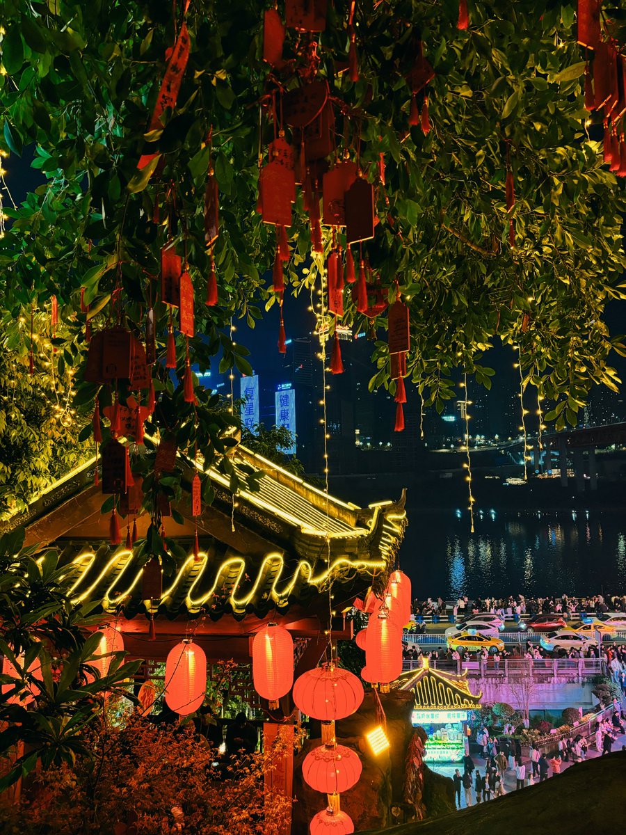kumayano's tweet photo. tonight i walked around chongqing... 🫶 https://t.co/w2vnEwxHYY