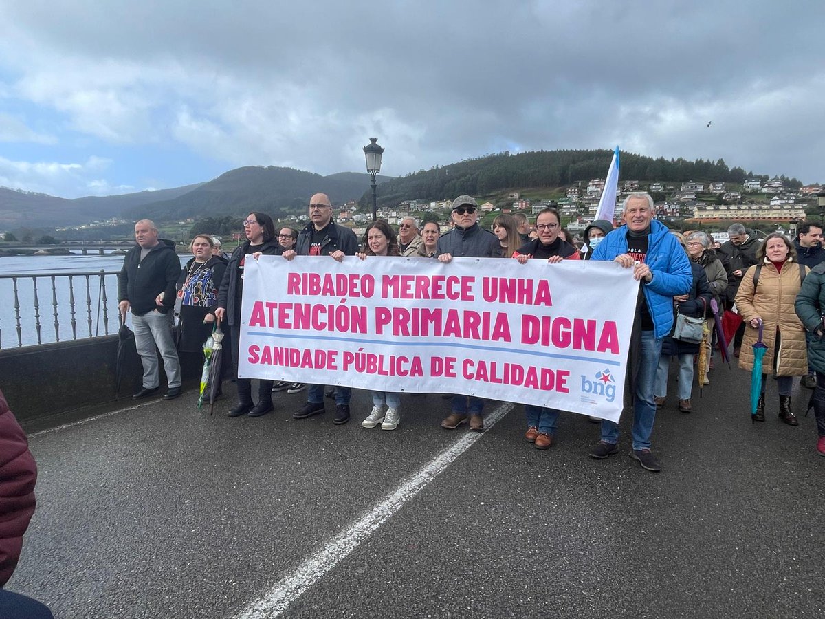 Daniel_CasG's tweet photo. A pesar da chuvia hoxe 5000 persoas reclamaron en Viveiro que os Centros de Saúde teñen que ter médicos e que o Hospital de Burela ten que ter servizos.
Polo que fose, a TVG decidiu non aparecer por aquí.
É o que ten o servizo público... https://t.co/jvnJBKBIXK