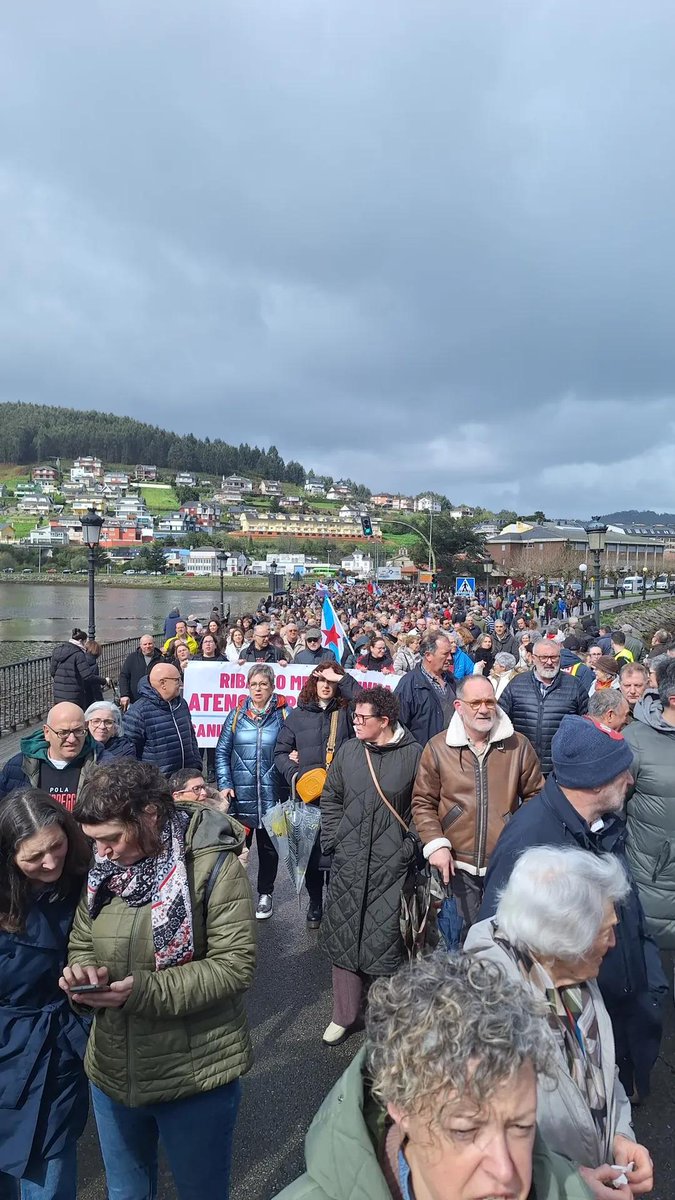 Daniel_CasG's tweet photo. A pesar da chuvia hoxe 5000 persoas reclamaron en Viveiro que os Centros de Saúde teñen que ter médicos e que o Hospital de Burela ten que ter servizos.
Polo que fose, a TVG decidiu non aparecer por aquí.
É o que ten o servizo público... https://t.co/jvnJBKBIXK