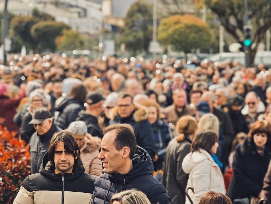 Daniel_CasG's tweet photo. A pesar da chuvia hoxe 5000 persoas reclamaron en Viveiro que os Centros de Saúde teñen que ter médicos e que o Hospital de Burela ten que ter servizos.
Polo que fose, a TVG decidiu non aparecer por aquí.
É o que ten o servizo público... https://t.co/jvnJBKBIXK