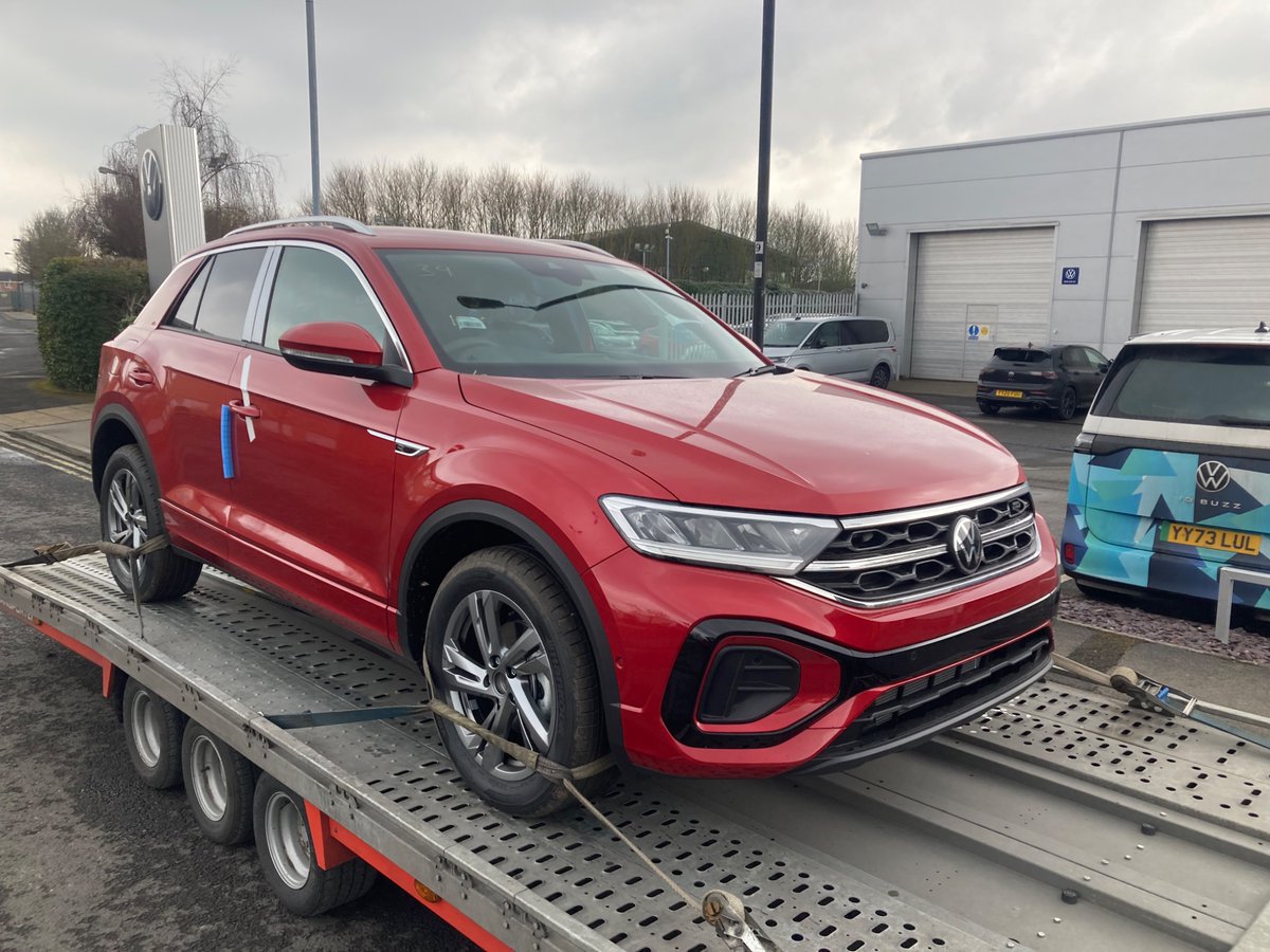 CaptainMov12489's tweet photo. Super busy time of year for captain car mover with the new 
25reg out for delivery to new customers nationwide 
#new25reg
#newcarday https://t.co/kCL29pXzWw