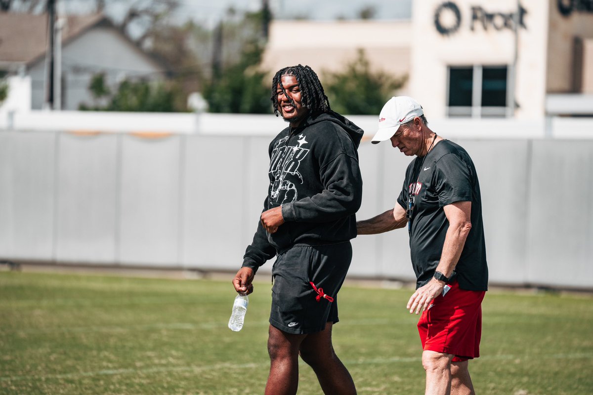 Houston Football (@uhcougarfb) on Twitter photo Always good to have the guys back home 🐾
<a href="/PatrickPaul_76/">Patrick Paul</a>
<a href="/chandlerUH8/">Chandler Smith</a>
<a href="/MarcusJonesocho/">Marcus Jones</a>
<a href="/SmittyJawns/">Donovan Smith | 1</a>
<a href="/KeithCooperjr/">Keith Cooper Jr🪦‼️</a> Always good to have the guys back home 🐾
<a href="/PatrickPaul_76/">Patrick Paul</a>
<a href="/chandlerUH8/">Chandler Smith</a>
<a href="/MarcusJonesocho/">Marcus Jones</a>
<a href="/SmittyJawns/">Donovan Smith | 1</a>
<a href="/KeithCooperjr/">Keith Cooper Jr🪦‼️</a>