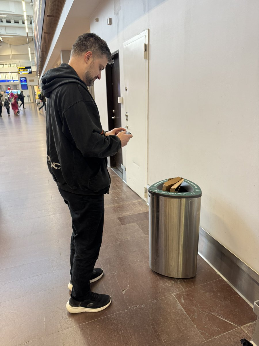 Photo commemorating <a href="/JamieBoytVGC/">Jamie Boyt</a> saying goodbye to the pizza box of joy. 🥲