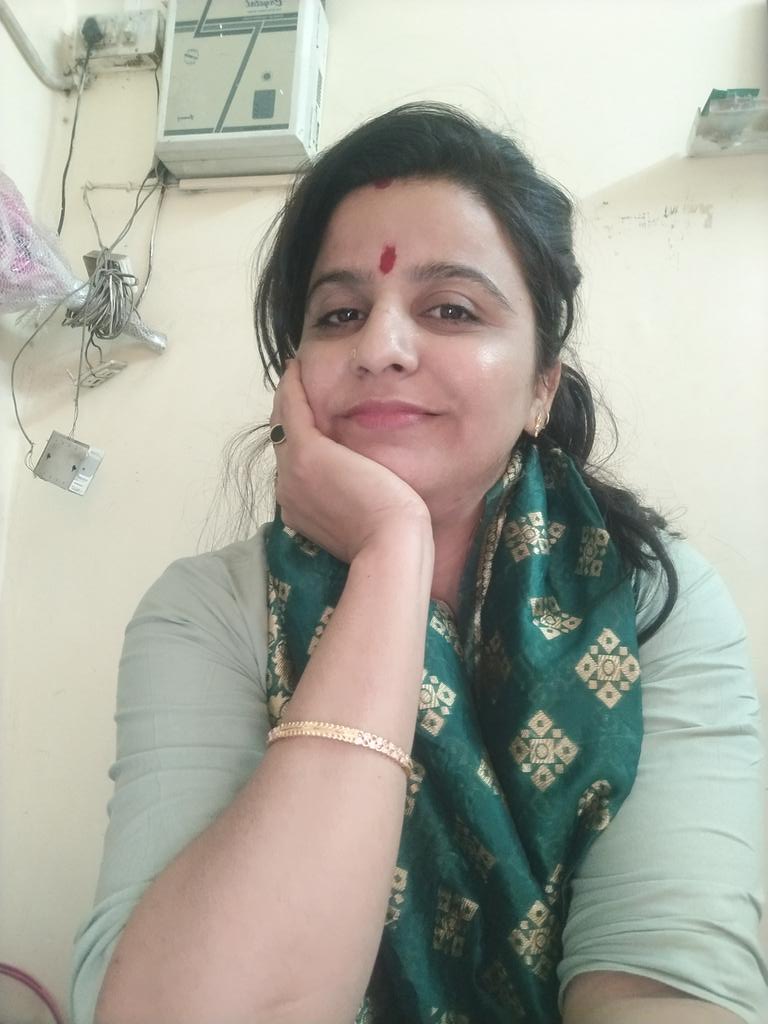 मर्यादा में रहकर भी खूबसूरत दिखा जा सकता है, ज़रूरी नहीं इसके लिए अपने संस्कार त्यागने पड़ें..!!