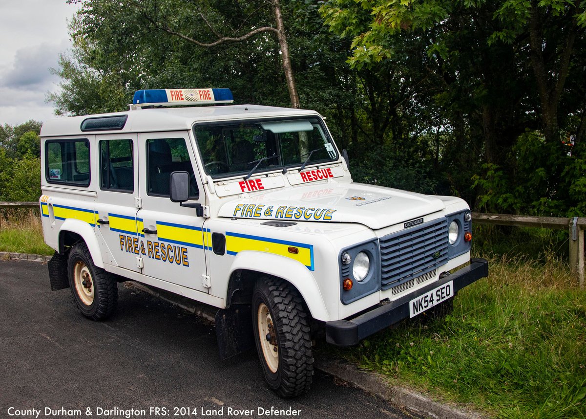 FireographyUK's tweet photo. Following on from the last post, which featured early Land Rover fire tenders, here are four Defenders currently in service. With the discontinuation of the Defender in 2016, Land Rover fire appliances will gradually become obsolete after being "on the run" for over 75 years. https://t.co/OB2rMHTxur