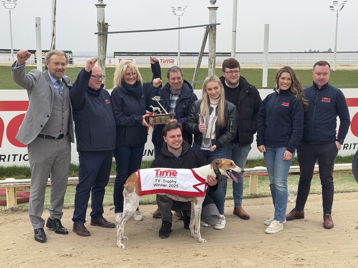 BasherWatts's tweet photo. Mongys Wild breaks the track record and wins the @Time_Nutrition_ £15,000 TV trophy final for the MWD Partnership! 🔥 here at @TowcesterRaces https://t.co/UHylq27XzX