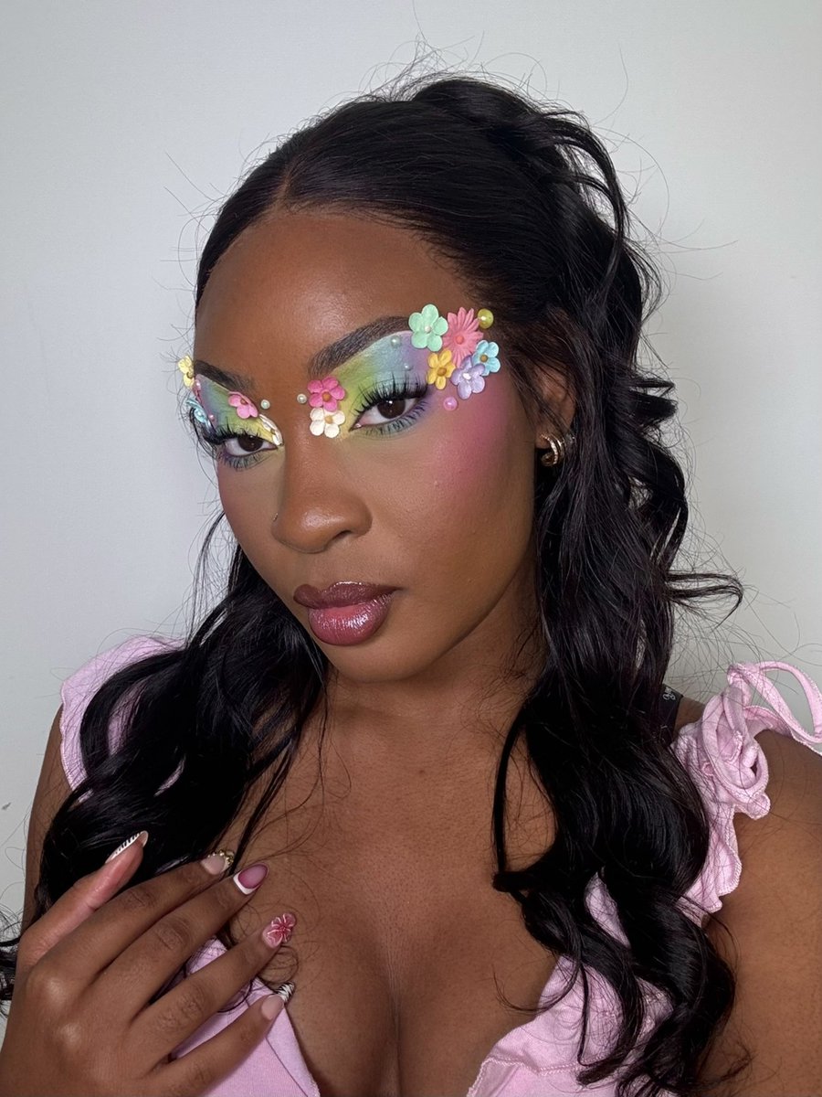 glambymykaila's tweet photo. stop to smell the flowers 🌷🧚🏽‍♀️✨ https://t.co/cXpPdRdMvk