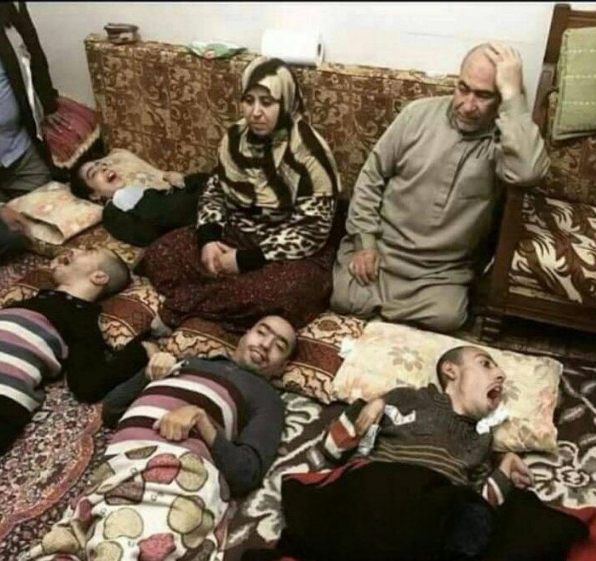 DamDami's tweet photo. بچه اول رو میاری بدبخت می‌کنی، بعد می‌گی حتما حکمت خداست.
دومی رو میاری می‌بینی عه اینم بدبخت شد بعد می‌گی حتما قضا و قدری در کار است.
سومی، عه اینم بدبخت شد، توکل به خدا، این هم نوعی عبادت است.
چهارمی، عه اینم بدبخت شد؛
 من ریدم تو این بازی آقای داور. https://t.co/9wBaNDeKNE