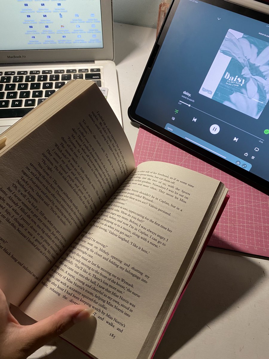 RainbowPoosey's tweet photo. Chill~ book & music😆🎶📚
#PULGU #RAINBOWPOOSEY https://t.co/YU5r0HbbWY
