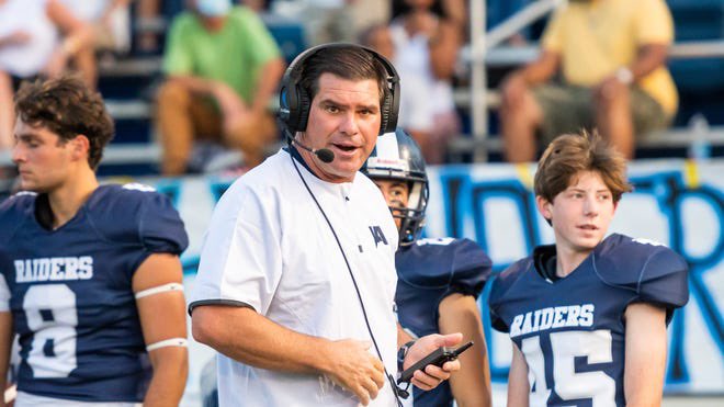 UNDERTHELIGHTMS's tweet photo. 🚨 Head coaching news 🚨
Lance Pogue will be the next head coach at Brandon High school! Pogue is a five-time state championship coach and has an overall 246-71 record at five different high schools in Mississippi. 🐶 https://t.co/SEqsqivFmd