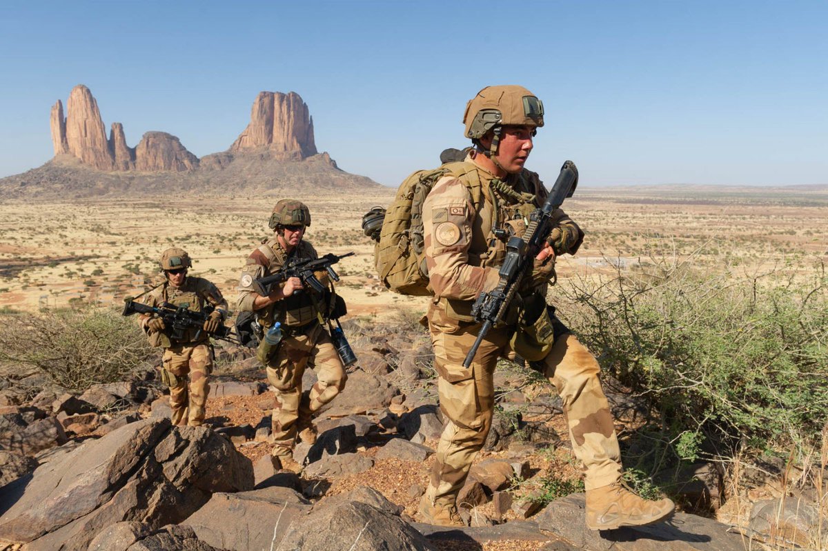 Intelligency225's tweet photo. Lorsque l’opération Barkhane a été lancée, le #Mali 🇲🇱 était au bord de l’effondrement. La menace ne venait pas d’une rébellion classique mais d’un conglomérat de groupes extrémistes armés qui progressaient à une vitesse fulgurante... En 2012, après le coup d’État d’Amadou Haya Sanogo, l’État malien s’était fracturé, laissant un vide sécuritaire dans lequel #AQMI, #AnsarDine et le #MUJAO se sont engouffrés. #Tombouctou, #Gao, #Kidal étaient déjà sous contrôle jihadiste. La chute de #Bamako n’était plus qu’une question d’heures.
Face à cette avancée éclair le président ivoirien #AlassaneOuattara alors à la tête de la CEDEAO, a pesé de tout son poids pour éviter que la capitale malienne ne tombe... un État jihadiste au #Mali signifierait la fin de la stabilité pour toute l’Afrique de l’Ouest... Mais malgré l’urgence la #France 🇨🇵 restait hésitante. L’intervention militaire demandait des concertations avec l’état m@jor français, le ministère des Armées, la DGSE, et l’Élysée, et rien n’indiquait une action rapide...
C’est là qu’#AlassaneOuattara met une pression directe sur François Hollande. L’intervention ne pouvait pas attendre... L’armée malienne en déroute, n’était plus en mesure de ralentir la progression ennemie. Ce fut un véritable coup de force diplomatique de la part du président Ouattara. Face à l’insistance de la CEDEAO et de certains alliés africains, François Hollande a donné l’ordre d’intervenir immédiatement, sans passer par les longues procédures de concertation habituelles avec l’état m@jor français.
L’opération a commencé dans la nuit avec des frappes aériennes massives sur les colonnes jihadistes, visant à ralentir leur avancée. À l’aube alors que le monde apprenait à la télévision que la #France engageait ses forces terrestres, des soldats français étaient déjà sur le terrain... Ils n’avaient pas attendu de consensus stratégique. C’était une décision politique imposée par l’urgence... Si cette décision n’avait pas été prise, #Bamako serait tombé avant midi. L’infiltration jihadiste dans la capitale aurait eu des conséquences catastrophiques.
La grande différence entre la #France et la #Russie tient en un mot ***le renseignement*** Les Français sont parmi les meilleurs au monde dans ce domaine. Grâce à leurs capacités en écoutes, interceptions, drones, satellites, infiltrations et analyse de terrain, ils avaient une vision précise des mouvements terroristes, de leurs chaînes de commandement et de leurs bases. Chaque chef terroriste savait qu’il pouvait être localisé et éliminé à tout moment. La pression était permanente. Les groupes jihadistes ne pouvaient jamais s’installer durablement comme aujourd'hui.
Avec la #Russie, la dynamique a changé... les Russes n’ont pas engagé leurs capacités de renseignement au #Sahel. Pas de surveillance aérienne avancée, pas de (réseau de renseignement humain structuré), pas d’opérations ciblées de grande envergure... l'unique objectif la protection des régimes en place.
Et le résultat est sans appel... les groupes terroristes regagnent du terrain... La où les Français maintenaient une pression constante,, les jihadistes ont désormais plus de liberté de mouvement... Les embuscades se multiplient, les attaques contre les forces locales augmentent, et surtout, les chefs terroristes réapparaissent plus visibles et plus audacieux qu’avant...