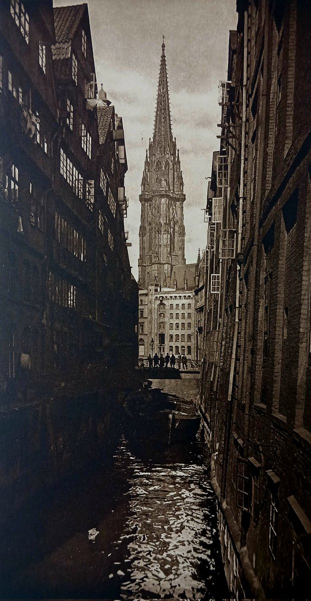 Hamburg. Blick von einem Fleet auf die Nikolaikirche, 20er Jahre.