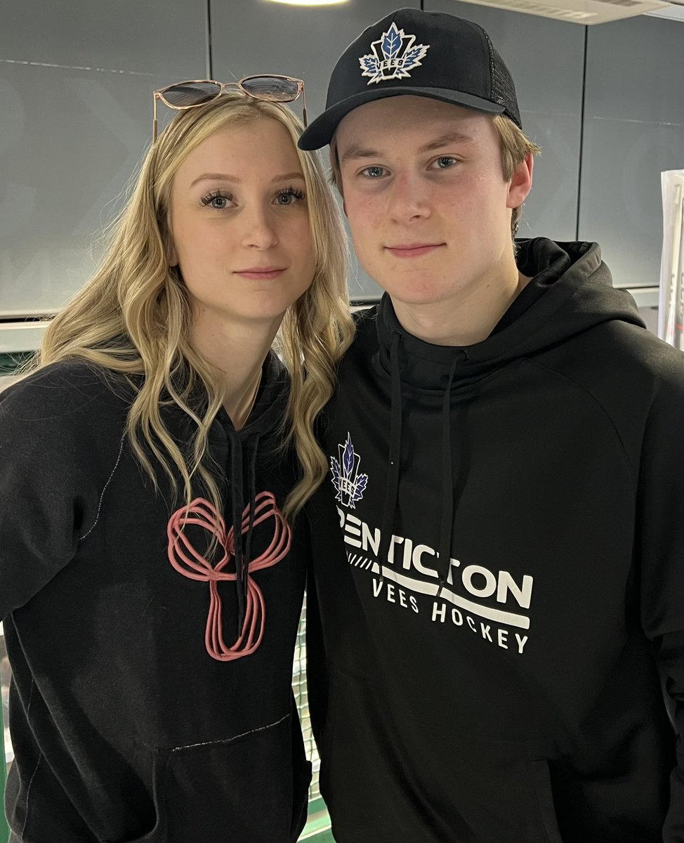 lhellyer's tweet image. Both kids back in Okotoks last night…grabbed a rare photo op!