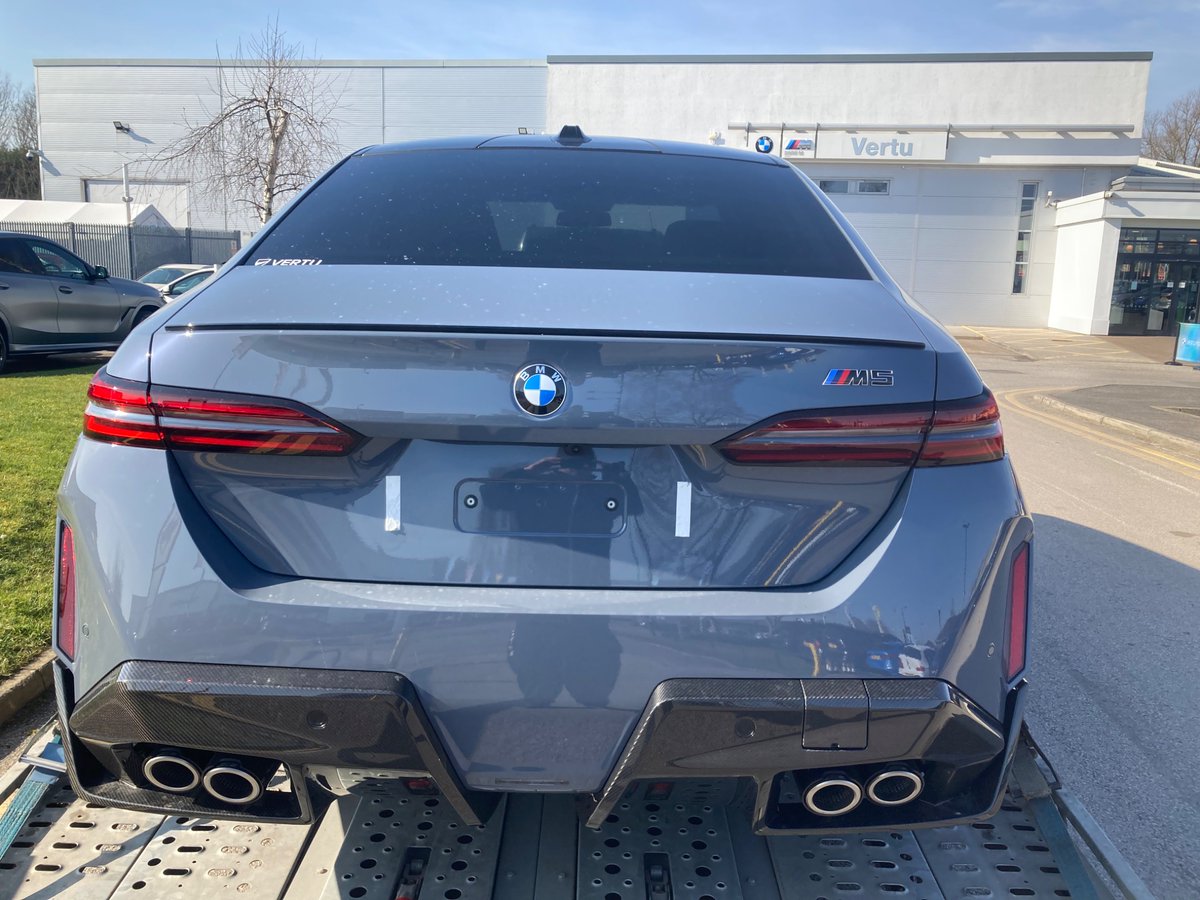 CaptainMov12489's tweet photo. Blue or grey ? 🤔
Which colour suits the 
Carbon fibre body kit the best?!

#newbmwm5
Both stunning in my opinion 😍 https://t.co/6elfoM7ukE