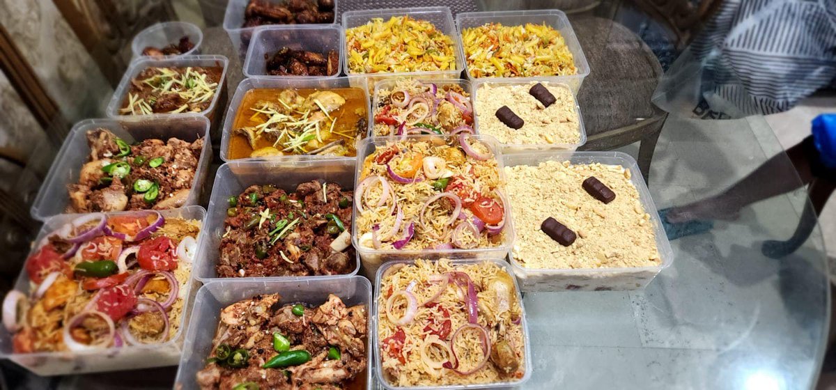 “ماں کا گھر”

بیٹا! فون کردو داماد میاں کو کہ جب تمھیں وہ لینے آئیں گے تو افطاری یہیں پہ کر لیں کل یہاں تمہارے بھائیوں نے سب کی افطاری کی ہے۔
جی ماما! کہہ دوں گی۔ بیٹی نے تابعداری سے جواب دیا۔
شام ڈھل رہی تھی، آسمان سرخی مائل ہو رہا تھا۔ اس نے فون اٹھایا اور شوہر کا نمبر ملایا۔