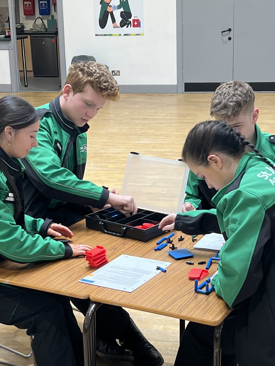 Andrew_Kerr90's tweet photo. Delighted to welcome 8 new Youth Team Volunteers onto our Skills for Youth Leadership training programme today. Really enjoyed using experiential learning to bring our programme alive 💚 #Leadership #volunteering #sjaniyouth https://t.co/GKQotFmarg