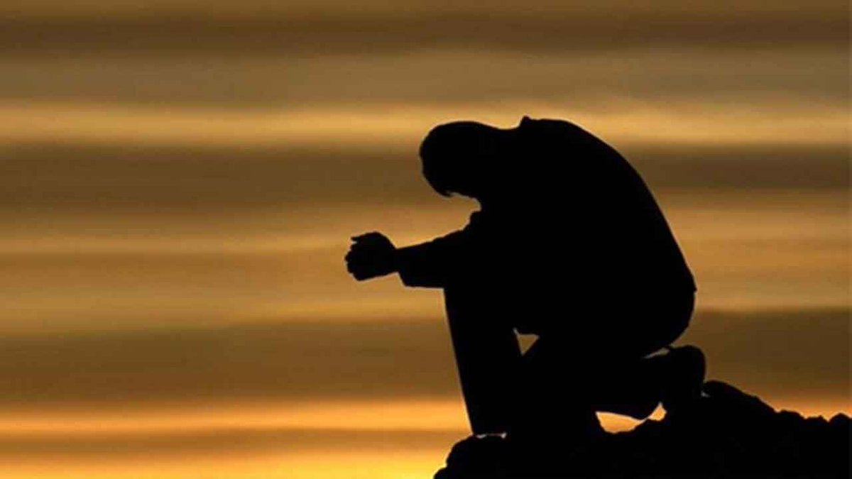 onlinegramer's tweet photo. Rasûlullah ﷺ şöyle buyurdu:

“Başına bir şey gelirse, şöyle yapsaydım, böyle olurdu diye hayıflanıp durma. Allah’ın takdiri bu, O, ne dilerse yapar de. Zira eğer şöyle yapsaydım sözü şeytanı memnun edecek işlerin kapısını açar.”

 (Müslim, Kader, 34) https://t.co/eHM6kA4ftV