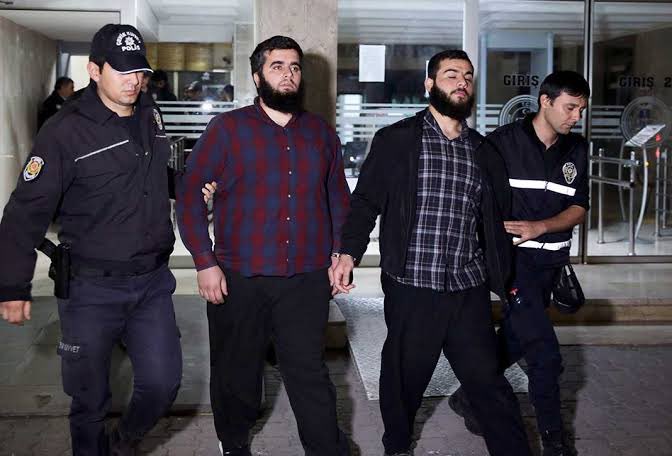 Türk gençlerine yaptığınız şu muameleyi askerlerimizi yakan ışid’li piçlere yapmadınız lan