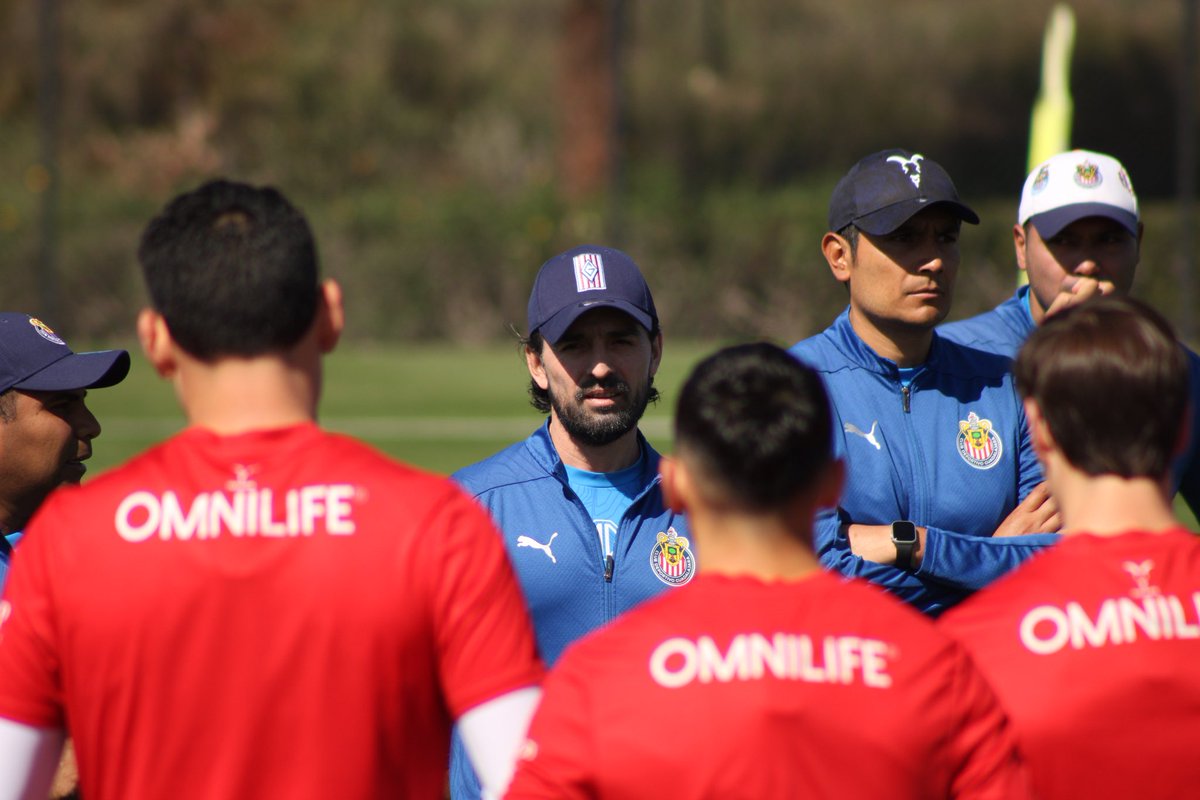 Historia_Chivas's tweet photo. Segundo día de entrenamiento en San Diego 🫡⚽️ Te compartimos las mejores postales de la #GaleríaRojiblanca 📸🐐
📸: @soypablocordero
#Chivas #LigaMX #LigaBBVAM #futbolmexicano #chivasdeguadalajara #chivasdecorazon #SanDiego https://t.co/4iBBHaLNuw