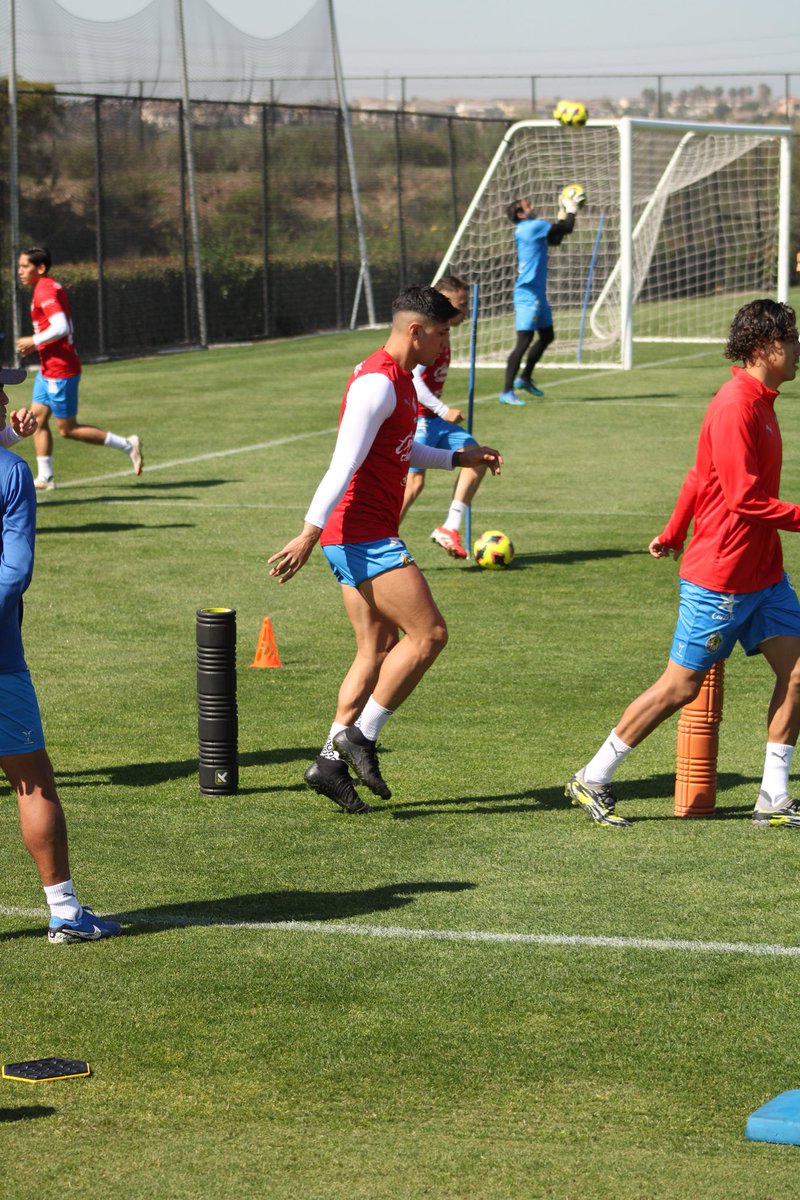 Historia_Chivas's tweet photo. Segundo día de entrenamiento en San Diego 🫡⚽️ Te compartimos las mejores postales de la #GaleríaRojiblanca 📸🐐
📸: @soypablocordero
#Chivas #LigaMX #LigaBBVAM #futbolmexicano #chivasdeguadalajara #chivasdecorazon #SanDiego https://t.co/4iBBHaLNuw