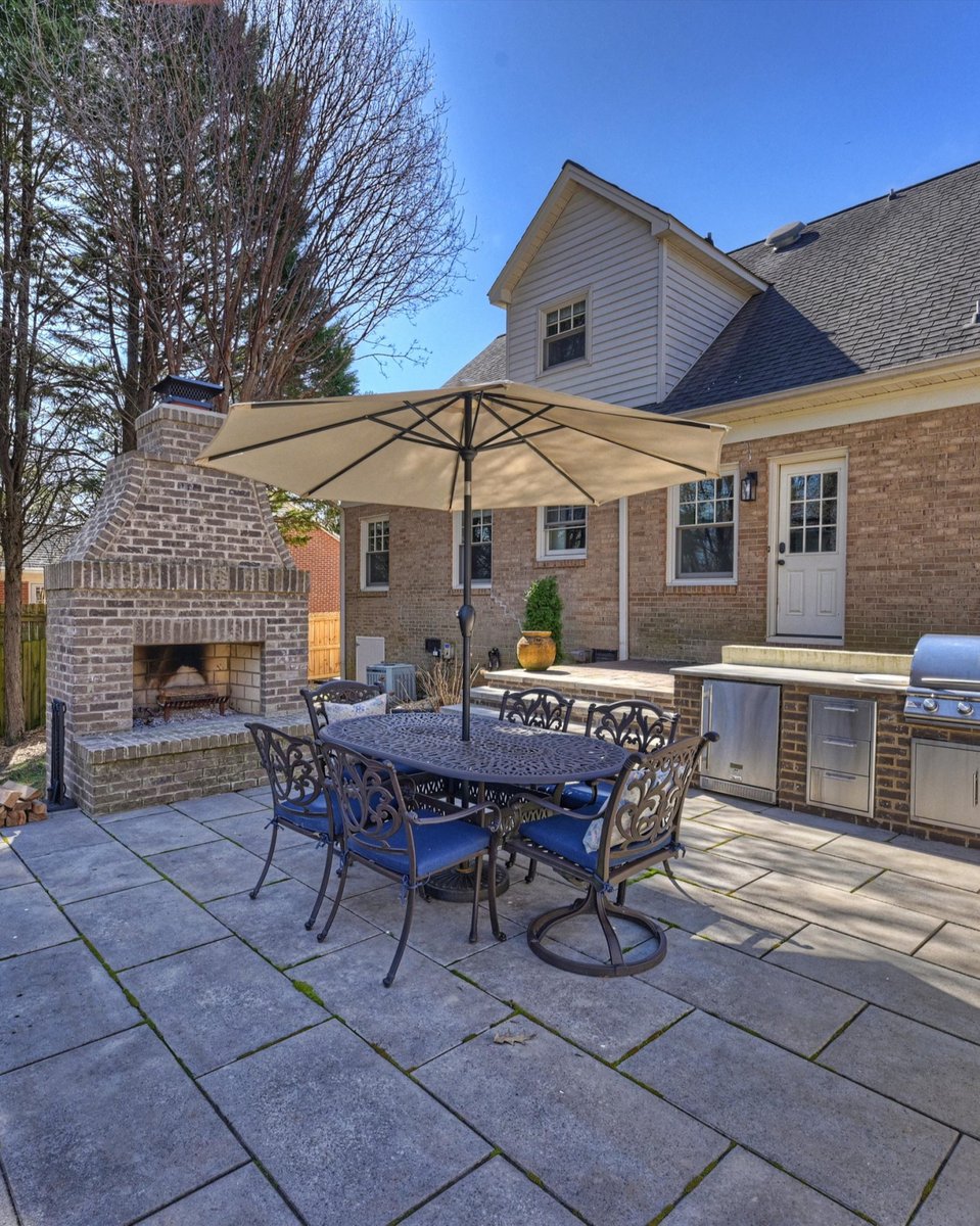 Under Contract! 🏡
📍6800 Newhall Road Charlotte, NC 28270 

Located in the heart of Landsdowne! 

3 Beds | 2 Baths | 1 Partial Bath | 2,533 SqFt

Contact Amanda Blackburn at ablackburn@dickensmitchener.com to learn more!