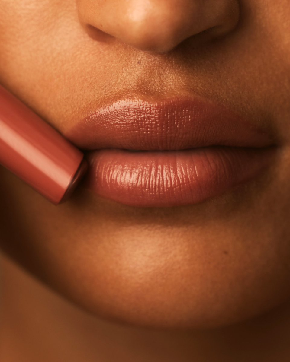 kyliecosmetics's tweet image. from a soft tint to full-color payoff, tinted butter balm nudes is your go-to for hydration and shine 🤎👄 available march 26!