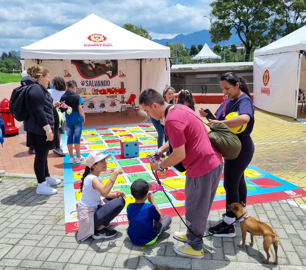 AnimalesBOG's tweet photo. #AEstaHora En el parque El Tunal junto a @BomberosBogota en el Día Distrital de Animales de Compañía, con valoración médica, desparasitación y educación en tenencia responsable.

#AquíSíPasa Los esperamos en la zona de cuadros del parque.😽🐶✨ https://t.co/Cqc7rz5TCP