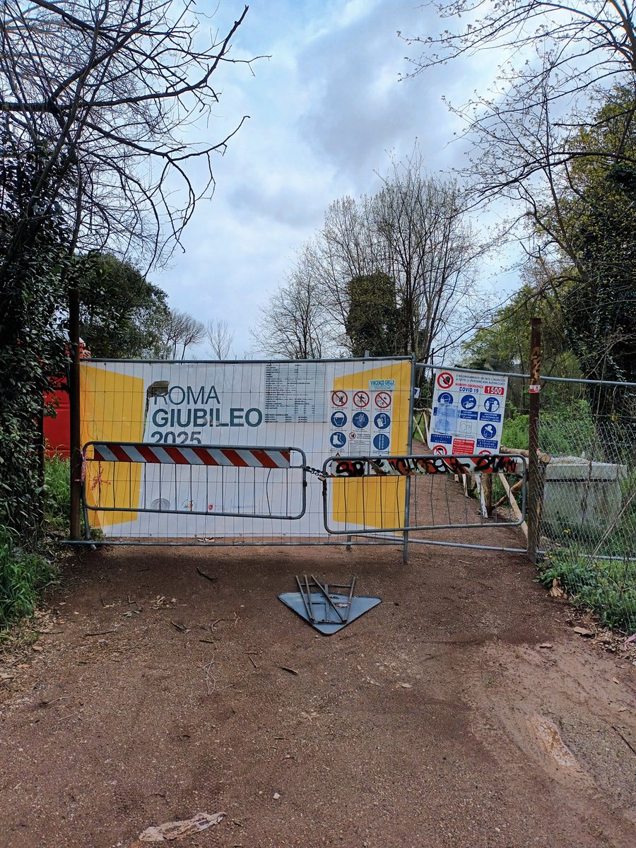 I pellegrini che credono che a Roma ci sia il Giubileo si trovano la strada sbarrata per arrivare a San Pietro.
Dovrebbero sostituire il cartello con Giubileo 2050