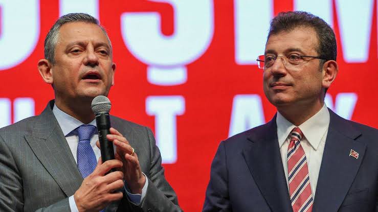 Petek Deniz ışın (@petek065) on Twitter photo Şaka gibisiniz🤭🤣
Özgür Özel-Ekrem İmamoğlu ikilisi gerçekten inanılmaz beceriksiz.
Kılıçdaroğlu bile Erdoğan'a karşı ilk turda 24 milyon oy almışken bunlar tek aday girdikleri seçimden sözümona 14 milyon oy aldık diye seviniyorlar.
Alemsiniz hiç güleceğim yoktu
<a href="/eczozgurozel/">Özgür Özel</a> Şaka gibisiniz🤭🤣
Özgür Özel-Ekrem İmamoğlu ikilisi gerçekten inanılmaz beceriksiz.
Kılıçdaroğlu bile Erdoğan'a karşı ilk turda 24 milyon oy almışken bunlar tek aday girdikleri seçimden sözümona 14 milyon oy aldık diye seviniyorlar.
Alemsiniz hiç güleceğim yoktu
<a href="/eczozgurozel/">Özgür Özel</a>