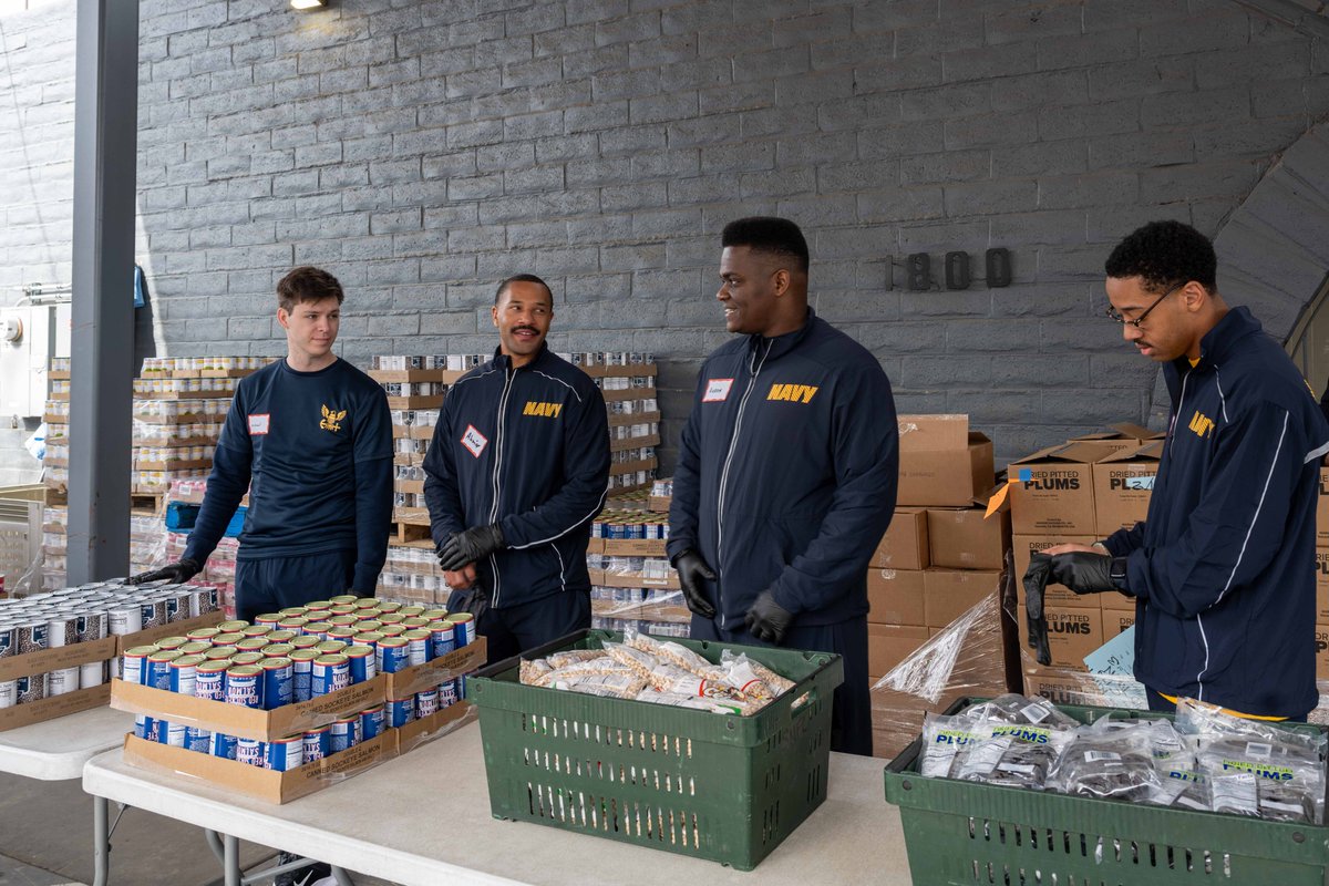 Sailors from NTAG Golden Gate and the Navy Office of Community Outreach teamed up with Sacramento for Navy Week! Our recruiters joined events, volunteered, and connected with local youth.

📸 More: dvidshub.net/search/?q=sacr…

#USNavy #ForgedByTheSea #Recruiting