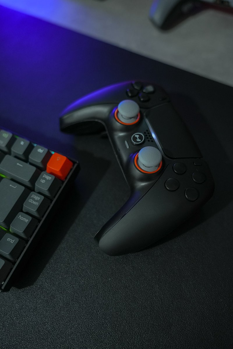 Simplr_8's tweet photo. HYPR Signature PS5 Controller 

This is the most customizable controller I’ve ever seen, built to help you compete at a pro level.

Full review dropping on the channel next week—stay tuned!#ps5 https://t.co/2naolwp8bI
