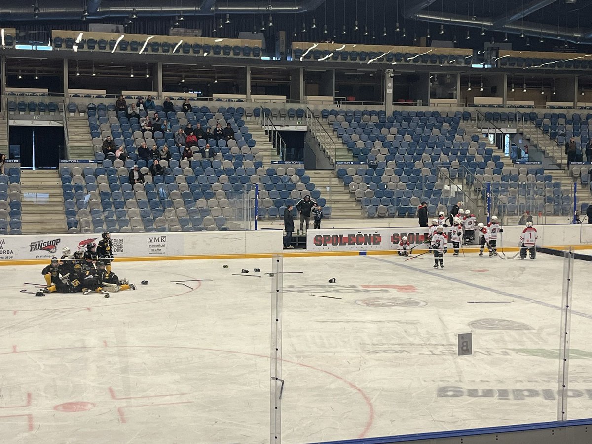 Gratulujeme ročníku 2015, který ovládl turnaj v Chomutově, kde po bezchybné základní části přehrál domácí o ve finále. 😎