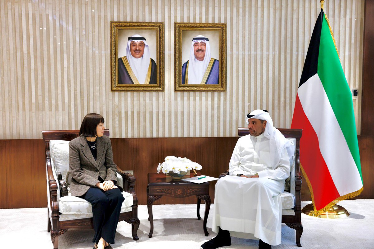 kuna_ar's tweet photo. وزير الخارجية عبدالله اليحيا يلتقي سفير الولايات المتحدة الأمريكية لدى دولة الكويت كارين هايدوك ساساهارا

- استعرضا العلاقات الثنائية والتعاون الاستراتيجي بين البلدين

https://t.co/yv2hanGl37

@mofakuwait
#كونا #الكويت https://t.co/xTuPgHPVbg