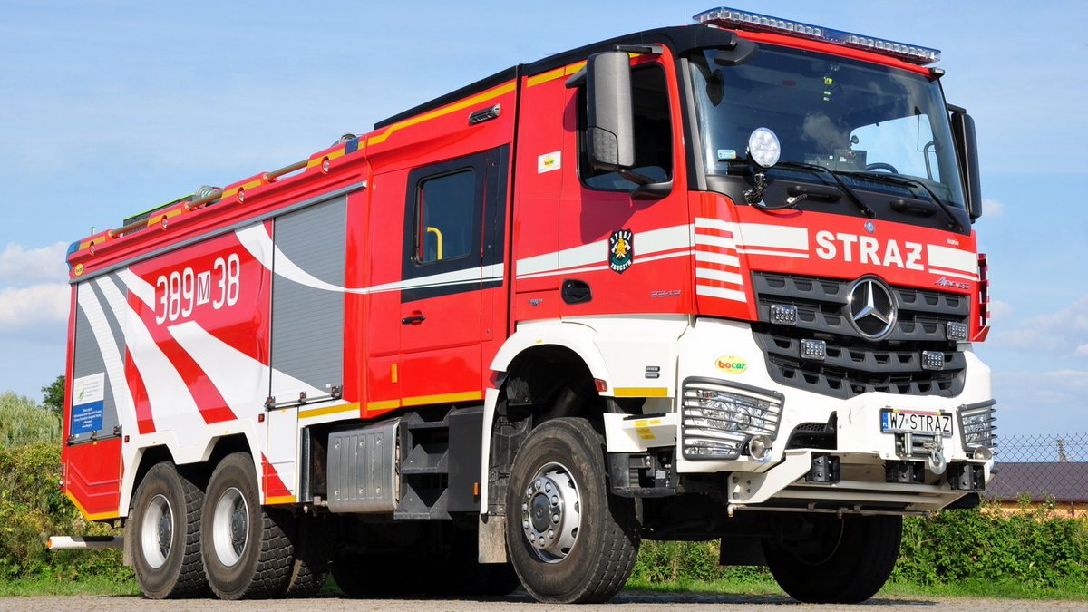 DaleyFireFotos's tweet image. In Poland, the Volunteer Fire Brigade of Zbuczyn has this huge Mercedes Arocs built by BoCar. It carries 8000 litres of water, 800 litres of foam and can pump at 6000 litres per minute. #Straz #OSP #Poland 🇵🇱