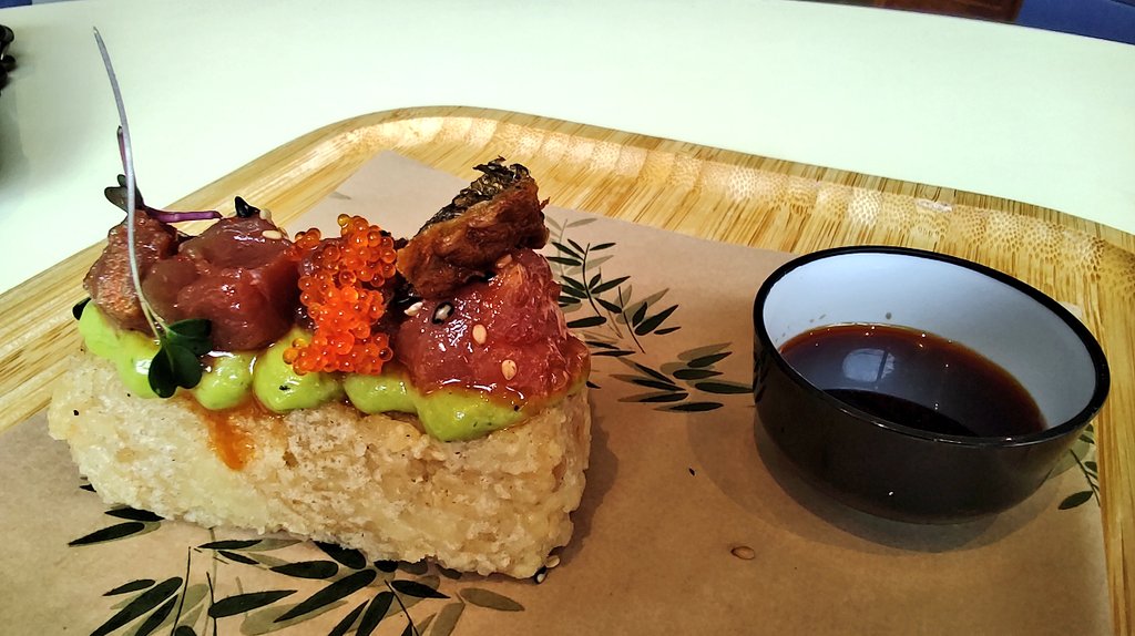 Llegamos a <a href="/hotelmontermoso/">Hotel Montermoso </a> en <a href="/ArandaMeGusta/">Aranda de Duero</a> para probar #SaboresDeLaLonja. Tartar de atún sobre cama de guacamole en crujiente de arroz. Sabor suave. Vino tinto Acón roble de <a href="/AbadiaDeAcon/">Abadia de Acon</a> <a href="/DORibera/">Ribera Del Duero</a> 
#Tapas #VámonosDeTapas