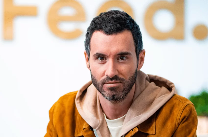 Tout le monde parle des mêmes entrepreneurs :

Bezos, Musk, Gates.

Mais j'ai découvert "Le Pirate des affaires". SDF à 17 ans, il vaut 100 millions € à 36 ans, et ses entreprises approchent le milliard de valorisation.

Voici l’histoire peu connue du français Anthony Bourbon :