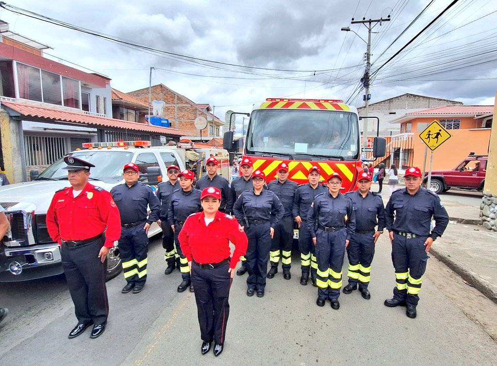 Bomberos_Cuenca's tweet image. Felicidades #Ricaute 🎉🎊
Este domingo el personal de Estación Nro. 7 de #BomberosCuenca, ubicada en #Ricaurte participó en el desfile por los 155 años de parroquialización.
Es un honor servir a todos sus habitantes.
#BomberosYLaComunidad👩‍🚒🚒