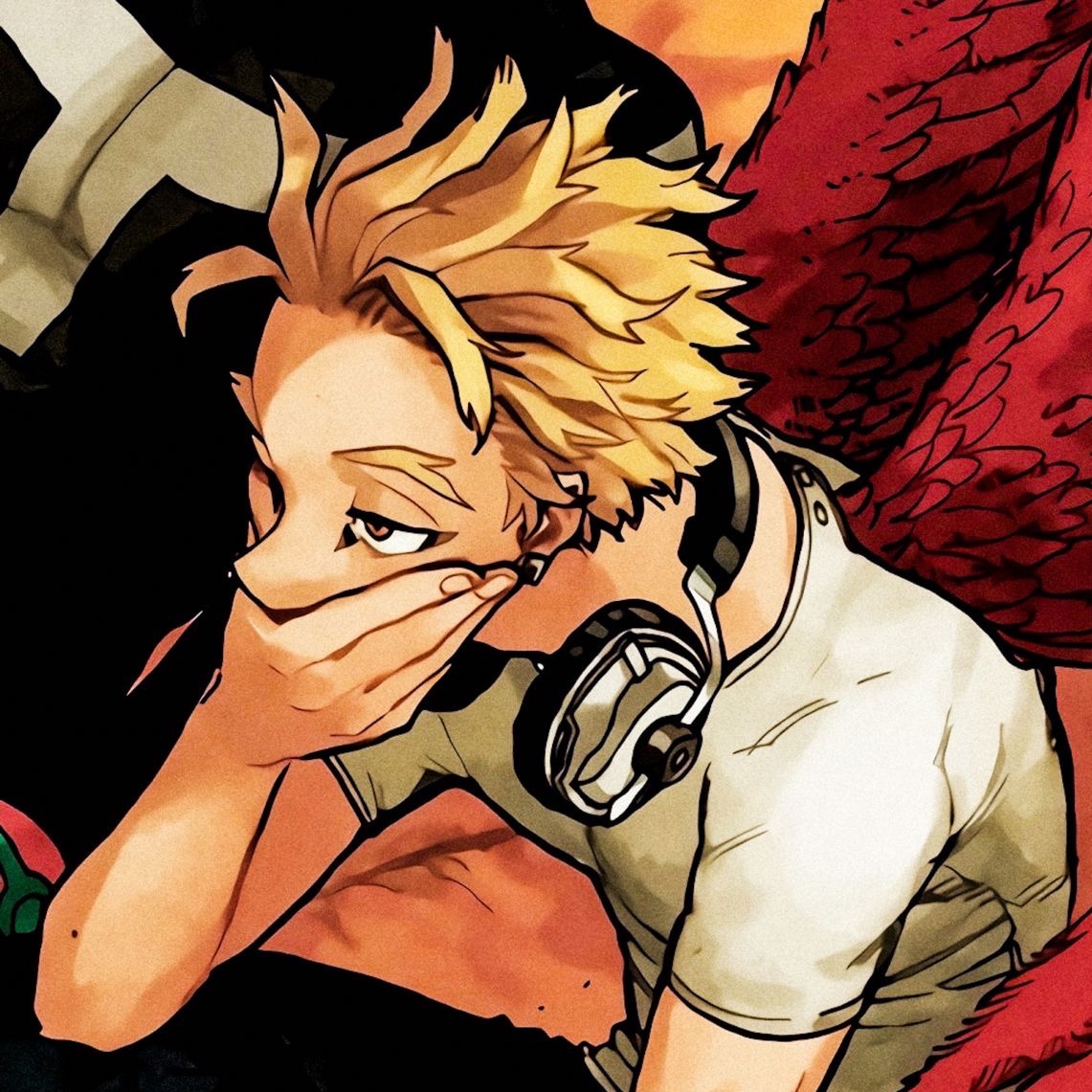 isihawks's tweet image. whenever he’s thinking he does this hand thing i absolutely adore, i also LOVE his mole in the 4th pic in his arm, he matches mine 🥹💛