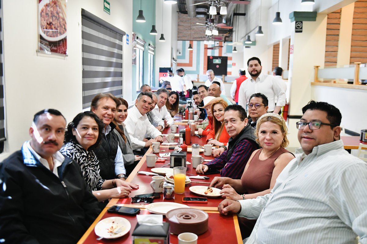 alitomorenoc's tweet image. ¡Buenos días desde el municipio de Santa Ana, aquí en Sonora! Iniciando este domingo con un buen desayuno con el equipo, listos para darle con todo el ánimo y la fuerza. ¡Saludos a todos! 👋🏼