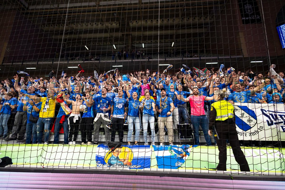 ¿Os imagináis la afición del <a href="/JaenFS/">Jaén Paraíso Interior FS</a> animando todos de pie y yendo todos a una , en un fondo o en un lateral abajo encabezada por su grada de animación?
Enhorabuena a <a href="/SFS2006/">S.F.S. 2006</a> y a <a href="/peniscolafs/">Servigroup Peñíscola FS</a> . 
Esperemos que en Cartagena haya más suerte 💛💪🏽