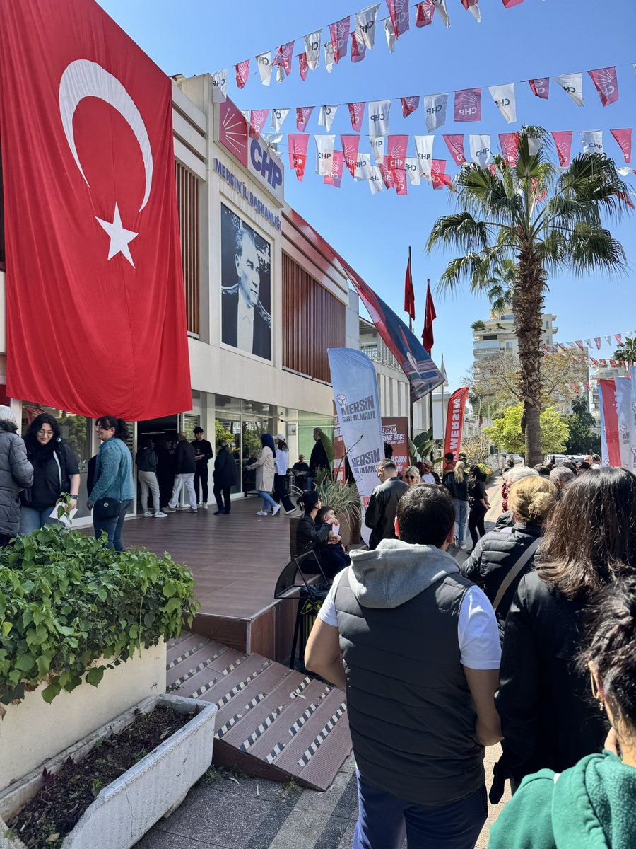 Cumhurbaşkanını ve tüm bakanlarını dört kez sandıkta yenen adamı savunmaya geldik