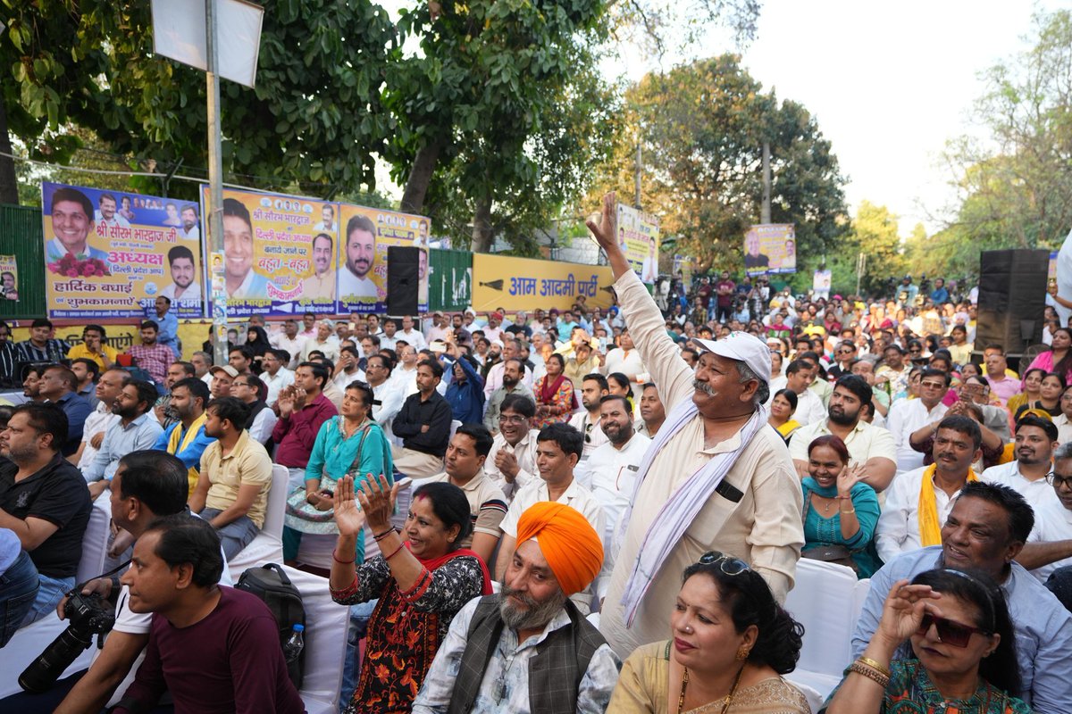 शहीद-ए-आज़म भगत सिंह, सुखदेव और राजगुरु के शहीद दिवस पर आज पार्टी कार्यालय में श्रद्धांजलि अर्पित की। आज भी हर भारतीय युवा के दिल में भगत सिंह बसते हैं। हमने उन्हें अपना आदर्श माना है, उनकी विचारधारा पर चलते हुए देश की सेवा करते रहेंगे।
